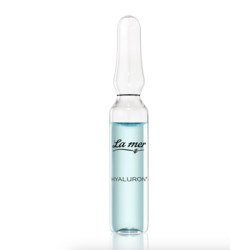 Ampulle mit blauem Hyaluron-Serum und der Aufschrift "La mer".