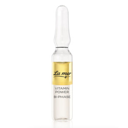 Ampulle mit zweifarbiger Flüssigkeit und der Aufschrift "La mer Vitamin Power Bi-Phase".
