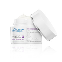 Weiße Cremedose mit der Aufschrift "La mer MED Anti-Stress reichhaltige Tagescreme".